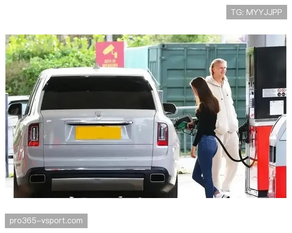 哈兰德训练完顺手买了辆超跑，说是为了省油